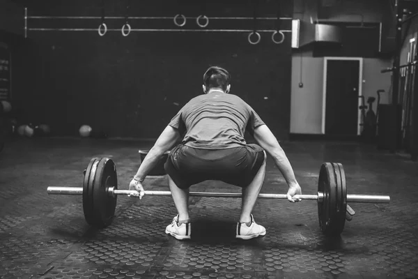 Jovem com musculação — Fotografia de Stock