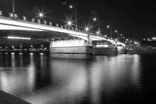 Puente de la ciudad por la noche — Foto de Stock