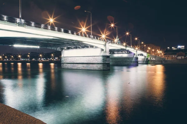 Puente de la ciudad por la noche — Foto de Stock