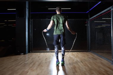 Kaslı adam ip atlama