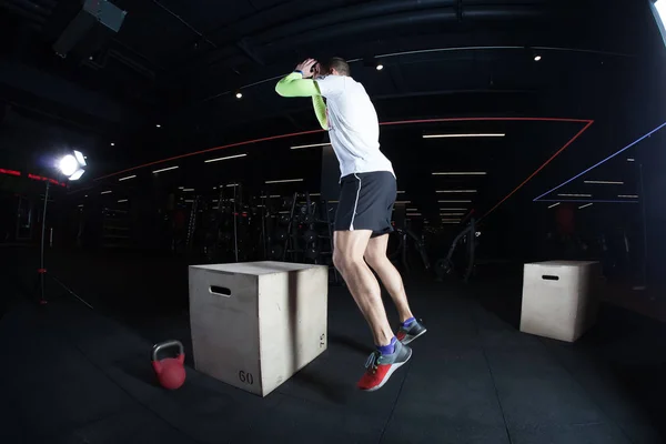 Entrenamiento duro en el gimnasio — Foto de Stock