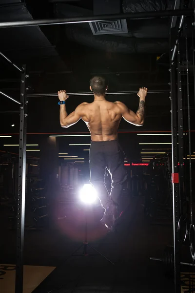 Ισχυρός Άνδρας Αθλητικό Μοντέλο Fitness Κορμού — Φωτογραφία Αρχείου
