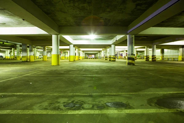 夜の地下駐車場 — ストック写真