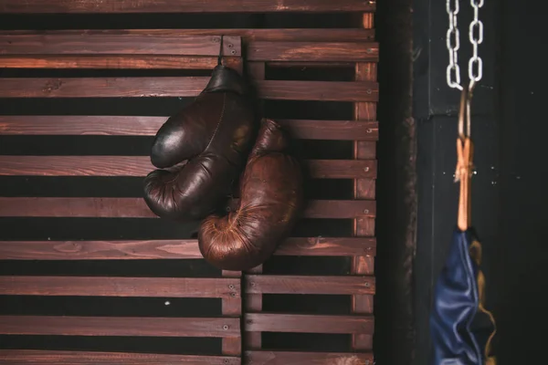 Boxerské rukavice zavěšené na dřevěné stěně obrazce — Stock fotografie