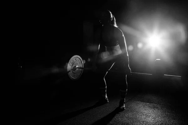 Žena tvrdý trénink tělocvična — Stock fotografie
