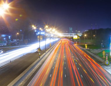 Kentsel şehir yol araba ışık ile hemen hemen rotaları