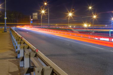 Kentsel şehir yol araba ışık ile hemen hemen rotaları