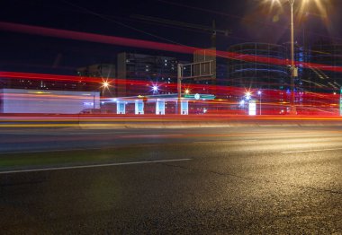 Kentsel şehir yol araba ışık ile hemen hemen rotaları