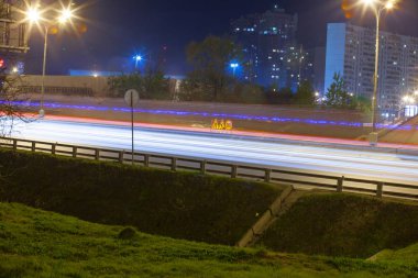 Kentsel şehir yol araba ışık ile hemen hemen rotaları