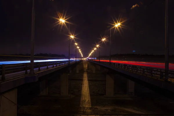 Strada urbana di città con auto sentieri leggeri di notte — Foto Stock
