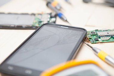 cep telefonu tamir ahşap masa