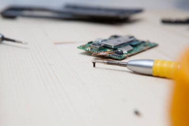 cep telefonu tamir ahşap masa
