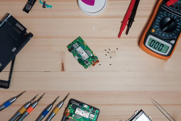 Reparatur von Mobiltelefonen im Holztisch — Stockfoto