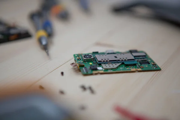 Reparación de teléfonos móviles en mesa de madera — Foto de Stock