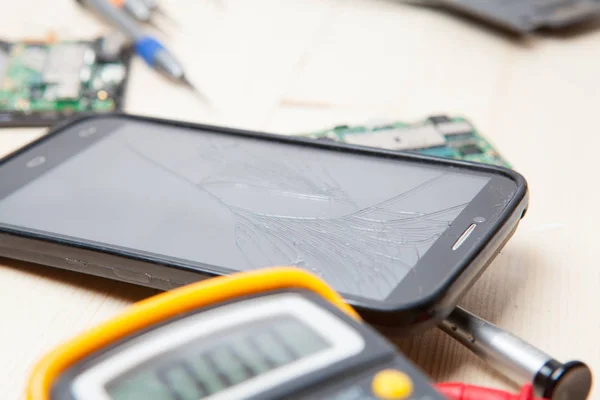 Reparatur von Mobiltelefonen im Holztisch — Stockfoto