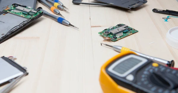 Reparatur von Mobiltelefonen im Holztisch — Stockfoto