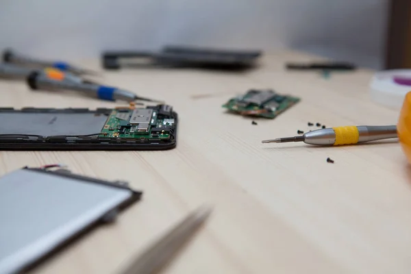 Reparación de teléfonos móviles en mesa de madera — Foto de Stock