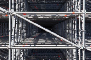 İnşaat işçileri iskelede