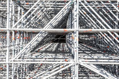 İnşaat işçileri iskelede