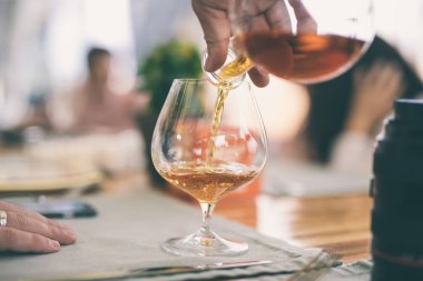 bir elinde viski cam