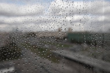 Yağmur damlaları cama düşer 