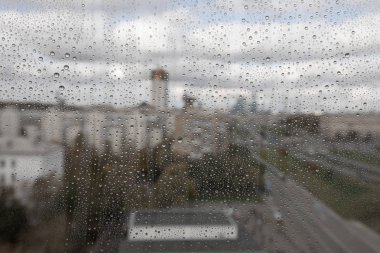 Yağmur damlaları cama düşer 