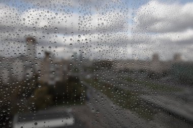 Yağmur damlaları cama düşer 