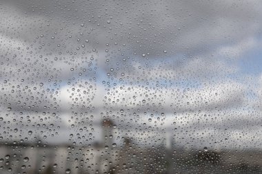 Yağmur damlaları cama düşer 