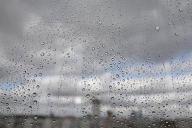 Yağmur damlaları cama düşer 