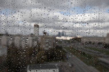 Yağmur damlaları cama düşer 