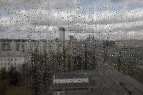 Yağmur damlaları cama düşer 