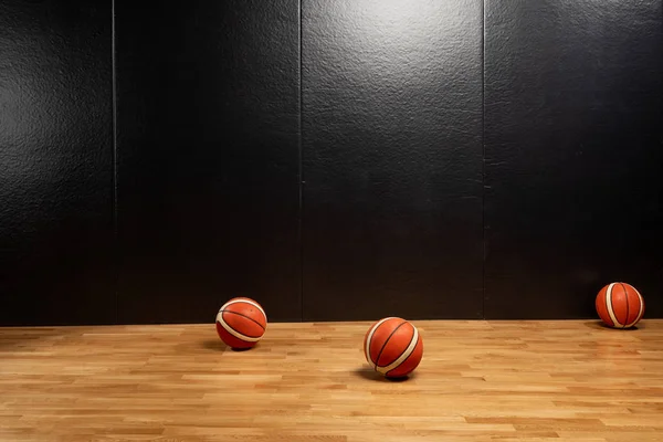 Pallone Basket Sul Pavimento Palestra — Foto Stock