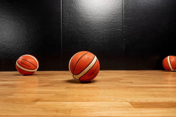 Pallone Basket Sul Pavimento Palestra — Foto Stock