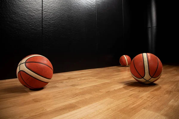 Μπάλα Μπάσκετ Πέρα Από Πάτωμα Στο Γυμναστήριο — Φωτογραφία Αρχείου