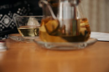 Çay demleme, çay seremonisi, taze demlenmiş siyah çay, ılık yumuşak ışık.