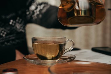 Çay demleme, çay seremonisi, taze demlenmiş siyah çay, ılık yumuşak ışık.