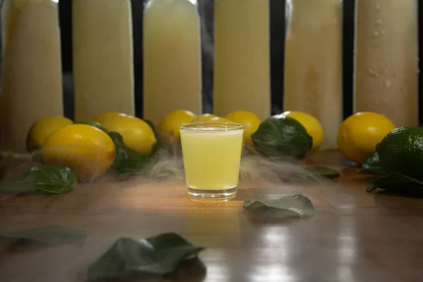 Лимонный Алкогольный Коктейль Рюмке Полностью Деревянном Фоне — стоковое фото
