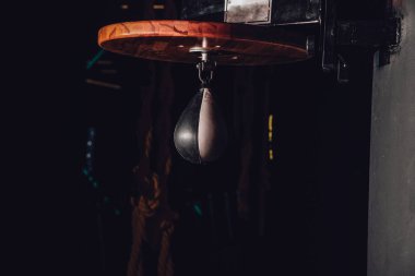 Boş modern dövüş kulübü ile kum torbaları dövüş sanatları uygulamak için farklı şekiller