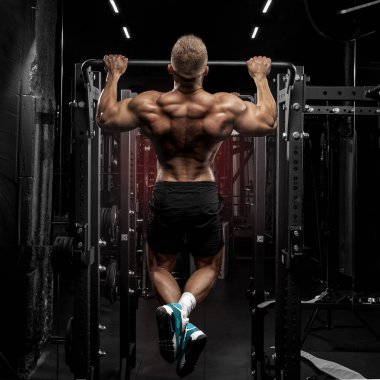 Güç kaslı vücut geliştirmeci pullups spor salonunda yapan adam. Latı kas pompalama fitness adam. Fitness ve vücut geliştirme eğitim Sağlık yaşam tarzı kavramı