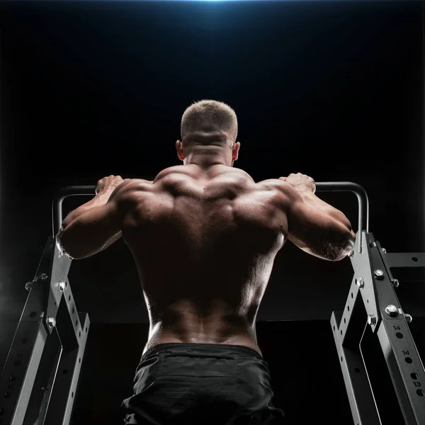 电源肌肉健美家伙做引体向上在健身房 抽了拉图肌肉的健美男子 健身和健美训练健康生活方式的概念 — 图库照片