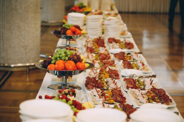 bir sürü soğuk aperatifler ve içecekler kahvaltı büfesi masada yemek Hizmetleri