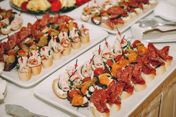 Una Gran Cantidad Aperitivos Fríos Bebidas Mesa Buffet Catering —  Fotos de Stock