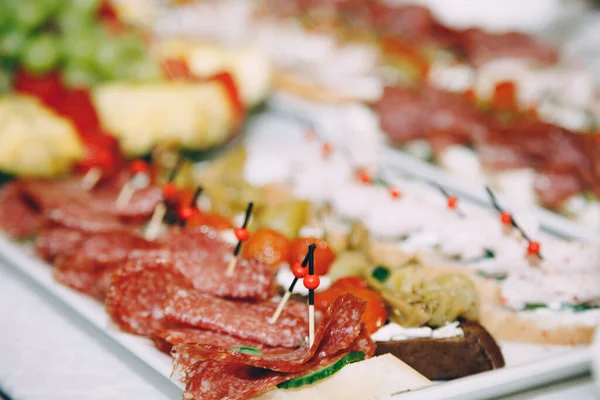 Una Gran Cantidad Aperitivos Fríos Bebidas Mesa Buffet Catering — Foto de Stock