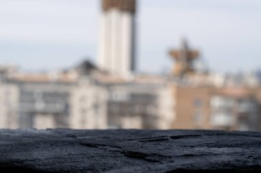 Siyah arkaplanda siyah bir taş