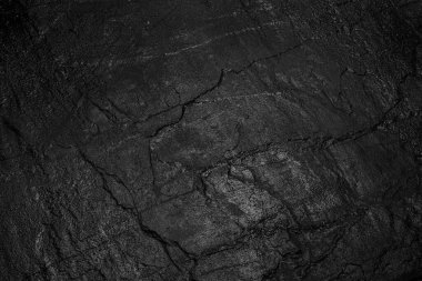 Siyah arkaplanda siyah bir taş