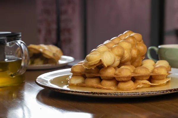 在木桌上放蜂蜜的华夫饼 — 图库照片