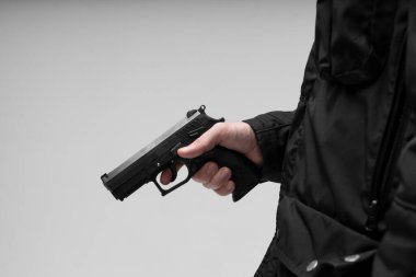 Beyaz arkaplanda Tabancayla El