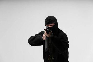 Beyaz arka planda silahlı maskeli bir adam.