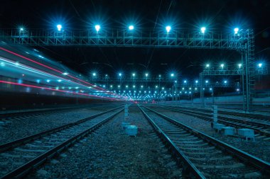 Moskova 'daki tren yolunda uzun pozlu fotoğraf.