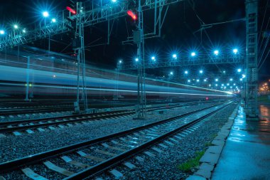 Moskova 'daki tren yolunda uzun pozlu fotoğraf.